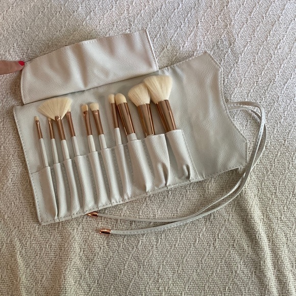 La beauté Soi makeup brush set with travel case new and never used - Picture 1 of 4